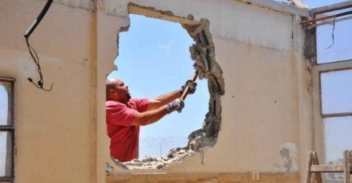 قوات الاحتلال تجبر عائلة مقدسية على هدم منزلها في جبل المكبر