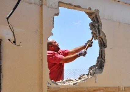 قوات الاحتلال تجبر عائلة مقدسية على هدم منزلها في جبل المكبر
