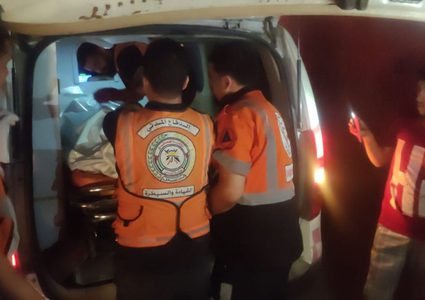 الدفاع المدني بغزة: انتشلت طواقمنا 5 شهداء في قصف منزل لعائلة "الشريحي" فجر اليوم في مخيم النصيرات وسط قطاع غزة.