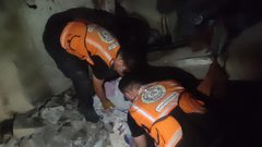 الدفاع المدني بغزة: انتشلت طواقمنا 5 شهداء في قصف منزل لعائلة "الشريحي" فجر اليوم في مخيم النصيرات وسط قطاع غزة.