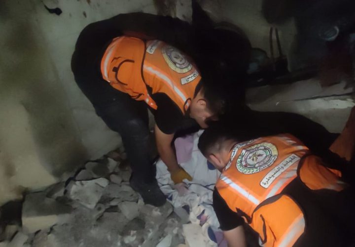 الدفاع المدني بغزة: انتشلت طواقمنا 5 شهداء في قصف منزل لعائلة "الشريحي" فجر اليوم في مخيم النصيرات وسط قطاع غزة.