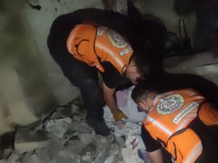 الدفاع المدني بغزة: انتشلت طواقمنا 5 شهداء في قصف منزل لعائلة "الشريحي" فجر اليوم في مخيم النصيرات وسط قطاع غزة.