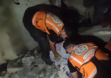 الدفاع المدني بغزة: انتشلت طواقمنا 5 شهداء في قصف منزل لعائلة "الشريحي" فجر اليوم في مخيم النصيرات وسط قطاع غزة.
