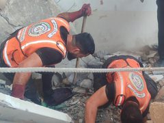 الدفاع المدني بغزة: انتشلت طواقمنا 5 شهداء في قصف منزل لعائلة "الشريحي" فجر اليوم في مخيم النصيرات وسط قطاع غزة.
