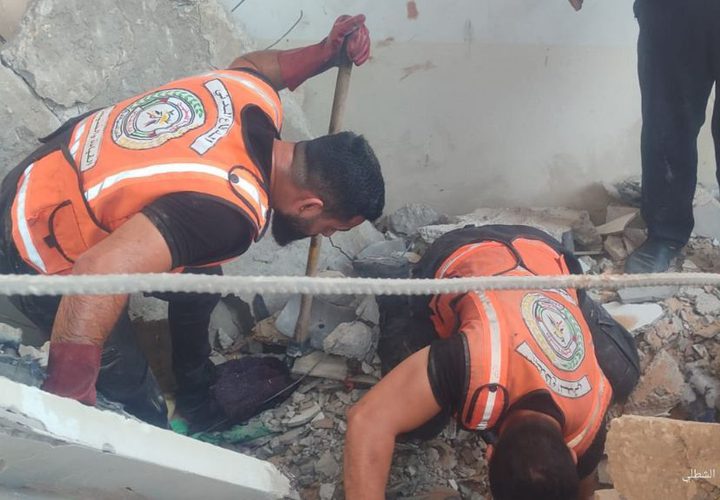 الدفاع المدني بغزة: انتشلت طواقمنا 5 شهداء في قصف منزل لعائلة "الشريحي" فجر اليوم في مخيم النصيرات وسط قطاع غزة.
