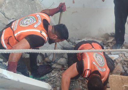 الدفاع المدني بغزة: انتشلت طواقمنا 5 شهداء في قصف منزل لعائلة "الشريحي" فجر اليوم في مخيم النصيرات وسط قطاع غزة.