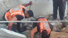 الدفاع المدني بغزة: انتشلت طواقمنا 5 شهداء في قصف منزل لعائلة "الشريحي" فجر اليوم في مخيم النصيرات وسط قطاع غزة.