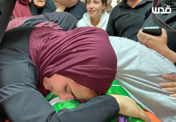 حزن ودموع.. عائلة الشهيد إبراهيم الزعاقيق تلقي نظرة الوداع الأخيرة قبيل تشييعه في بلدة بيت أمر شمال الخليل.