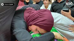 حزن ودموع.. عائلة الشهيد إبراهيم الزعاقيق تلقي نظرة الوداع الأخيرة قبيل تشييعه في بلدة بيت أمر شمال الخليل.