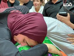 حزن ودموع.. عائلة الشهيد إبراهيم الزعاقيق تلقي نظرة الوداع الأخيرة قبيل تشييعه في بلدة بيت أمر شمال الخليل.