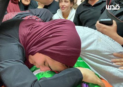 حزن ودموع.. عائلة الشهيد إبراهيم الزعاقيق تلقي نظرة الوداع الأخيرة قبيل تشييعه في بلدة بيت أمر شمال الخليل.