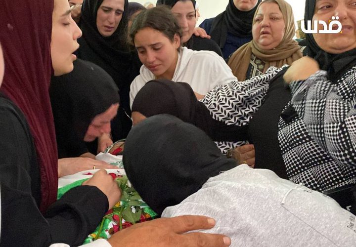 حزن ودموع.. عائلة الشهيد إبراهيم الزعاقيق تلقي نظرة الوداع الأخيرة قبيل تشييعه في بلدة بيت أمر شمال الخليل.