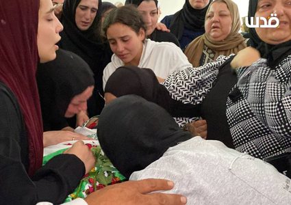 حزن ودموع.. عائلة الشهيد إبراهيم الزعاقيق تلقي نظرة الوداع الأخيرة قبيل تشييعه في بلدة بيت أمر شمال الخليل.