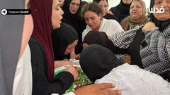 حزن ودموع.. عائلة الشهيد إبراهيم الزعاقيق تلقي نظرة الوداع الأخيرة قبيل تشييعه في بلدة بيت أمر شمال الخليل.