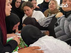حزن ودموع.. عائلة الشهيد إبراهيم الزعاقيق تلقي نظرة الوداع الأخيرة قبيل تشييعه في بلدة بيت أمر شمال الخليل.