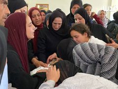 حزن ودموع.. عائلة الشهيد إبراهيم الزعاقيق تلقي نظرة الوداع الأخيرة قبيل تشييعه في بلدة بيت أمر شمال الخليل.