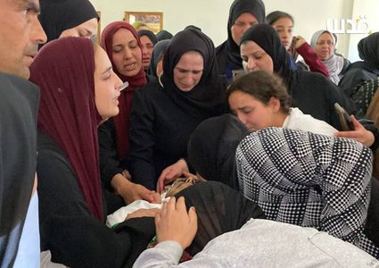 حزن ودموع.. عائلة الشهيد إبراهيم الزعاقيق تلقي نظرة الوداع الأخيرة قبيل تشييعه في بلدة بيت أمر شمال الخليل.