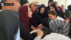 حزن ودموع.. عائلة الشهيد إبراهيم الزعاقيق تلقي نظرة الوداع الأخيرة قبيل تشييعه في بلدة بيت أمر شمال الخليل.