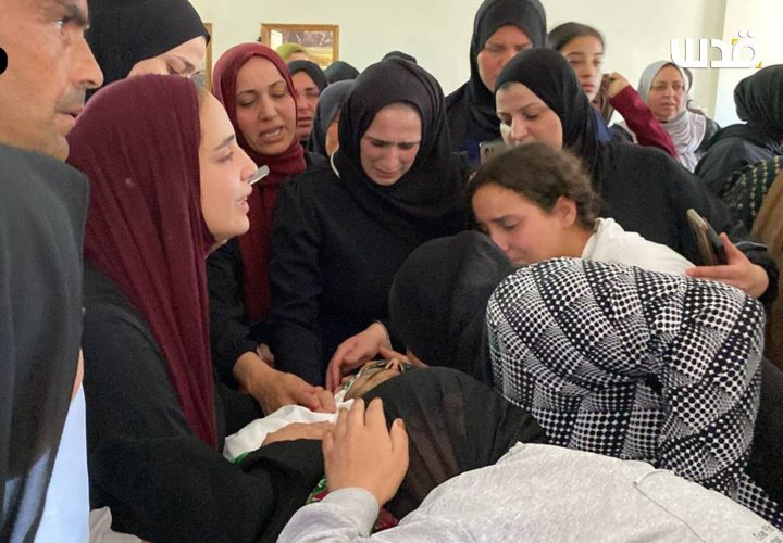 حزن ودموع.. عائلة الشهيد إبراهيم الزعاقيق تلقي نظرة الوداع الأخيرة قبيل تشييعه في بلدة بيت أمر شمال الخليل.