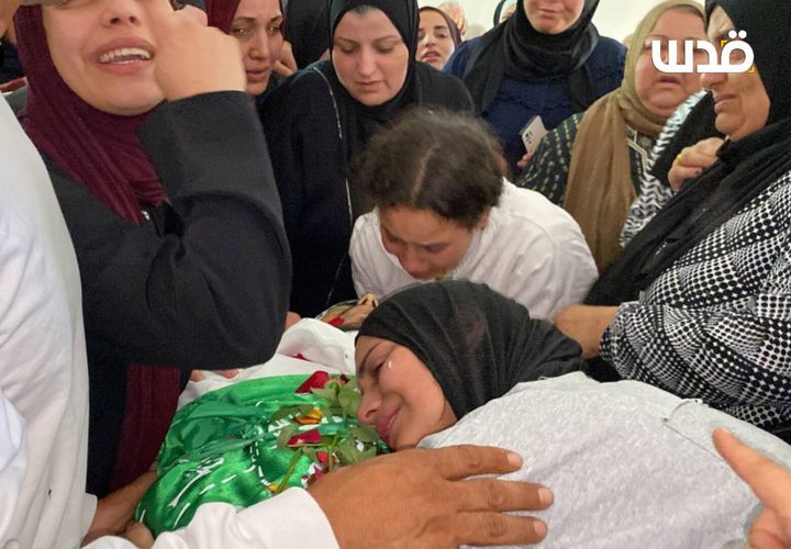 حزن ودموع.. عائلة الشهيد إبراهيم الزعاقيق تلقي نظرة الوداع الأخيرة قبيل تشييعه في بلدة بيت أمر شمال الخليل.