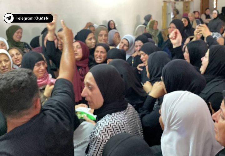 حزن ودموع.. عائلة الشهيد إبراهيم الزعاقيق تلقي نظرة الوداع الأخيرة قبيل تشييعه في بلدة بيت أمر شمال الخليل.