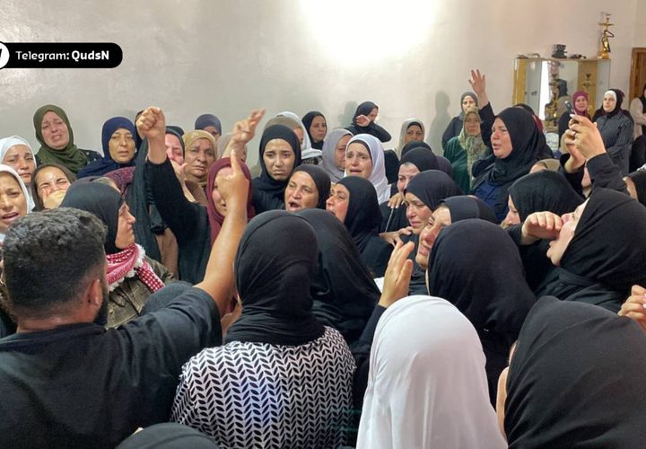 حزن ودموع.. عائلة الشهيد إبراهيم الزعاقيق تلقي نظرة الوداع الأخيرة قبيل تشييعه في بلدة بيت أمر شمال الخليل.