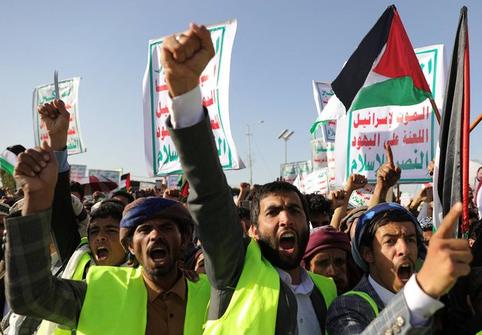خبراء: الحوثيون عنيدون والحقوا اضرارا بـ80 سفينة