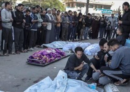 شهيدان بينهما طفلة في قصف الاحتلال المكثف على النصيرات