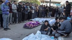 شهيدان بينهما طفلة في قصف الاحتلال المكثف على النصيرات