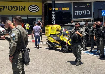 إصابتان بعملية طعن في غلاف غزة