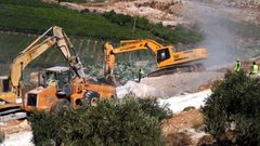 قوات الاحتلال تجرف أرضا زراعية في الولجة شمال غرب بيت لحم