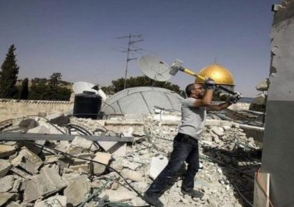 الاحتلال يجبر مقدسيا على هدم طابقين من منزله ذاتيا