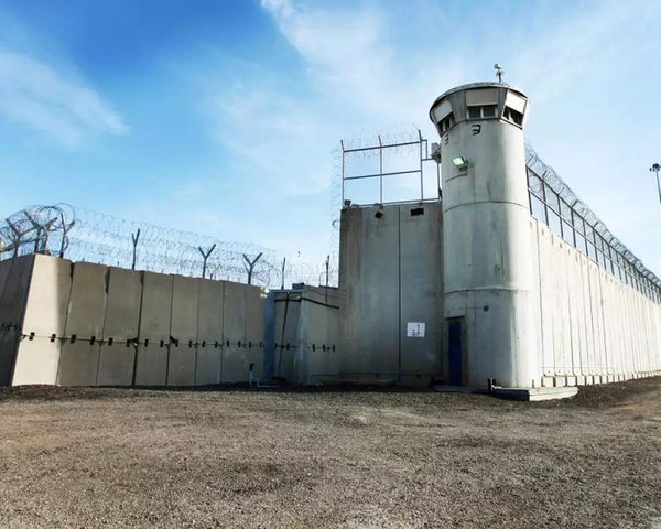 هئية شؤون الأسرى : معتقلو عوفر يعانون مجاعة حقيقية وإهمالاً طبياً