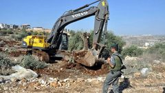 الاحتلال يجرف أراضي في قرية برقة شمال غرب نابلس