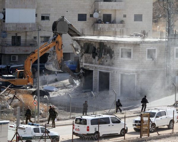 الاحتلال يهدم منزلا من ثلاثة طوابق وغرفة زراعية في الخليل