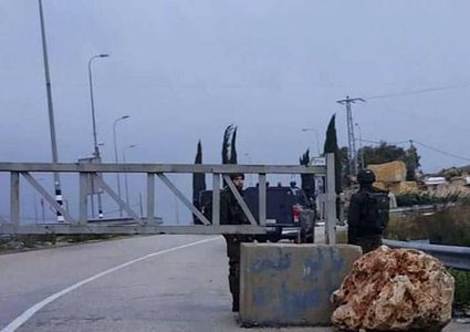 الاحتلال يغلق البوابة الحديدية غرب سلفيت