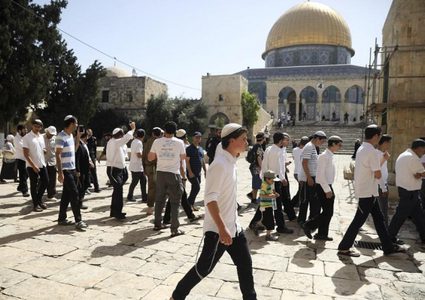 مستوطنون يواصلون اقتحام الأقصى بحماية شرطة الاحتلال