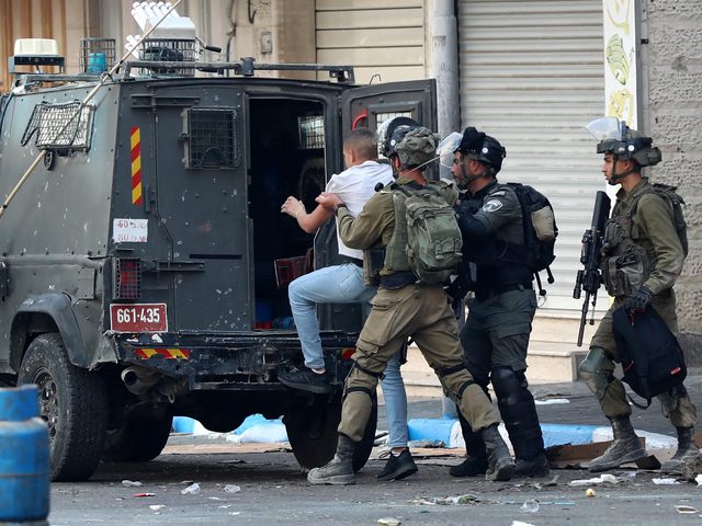 الاحتلال يعتقل 22 مواطنا من الضفة ما يرفع الحصيلة إلى 9800 منذ 7 تشرين الأول