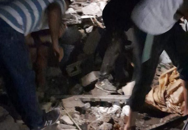 4 شهداء في قصف الاحتلال منزلًا لعائلة "القطشان" جنوب مخيم النصيرات، فيما لا تزال عملية البحث عن شهداء وجرحى تحت الأنقاض مستمرة
