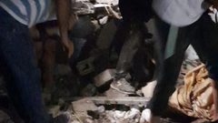 4 شهداء في قصف الاحتلال منزلًا لعائلة "القطشان" جنوب مخيم النصيرات، فيما لا تزال عملية البحث عن شهداء وجرحى تحت الأنقاض مستمرة