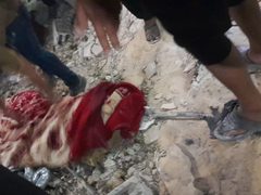 4 شهداء في قصف الاحتلال منزلًا لعائلة "القطشان" جنوب مخيم النصيرات، فيما لا تزال عملية البحث عن شهداء وجرحى تحت الأنقاض مستمرة