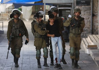 قوات الاحتلال تعتقل 10 مواطنين بينهم أطفال ونساء في قلقيلية وبلدة عزون