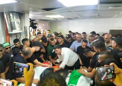 نابلس بجماهير غفيرة تشيع جثامين شهداء مخيم بلاطة