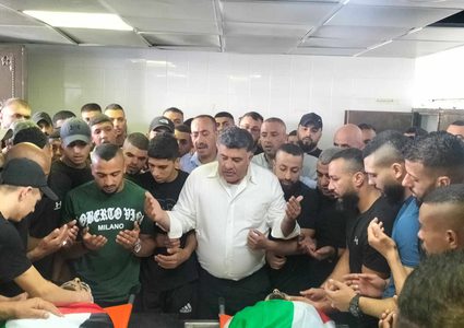 نابلس بجماهير غفيرة تشيع جثامين شهداء مخيم بلاطة