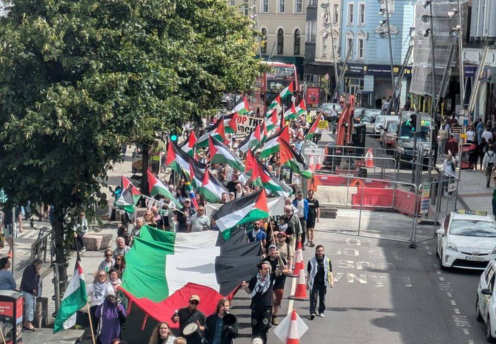 تظاهرة في كورك الإيرلندية تطالب بمحاكمة قادة الاحتلال والإدارة الأمريكية لإبادة غزة