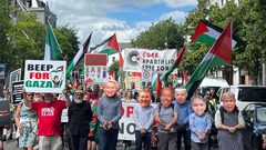 تظاهرة في كورك الإيرلندية تطالب بمحاكمة قادة الاحتلال والإدارة الأمريكية لإبادة غزة