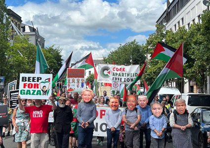 تظاهرة في كورك الإيرلندية تطالب بمحاكمة قادة الاحتلال والإدارة الأمريكية لإبادة غزة