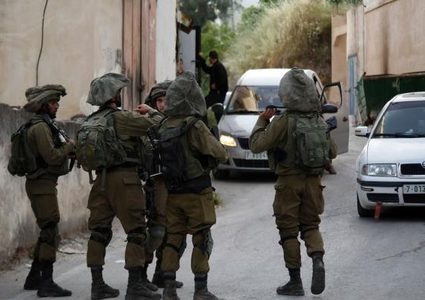 قوات الاحتلال تفتش عدة منازل في برقة شمال غرب نابلس