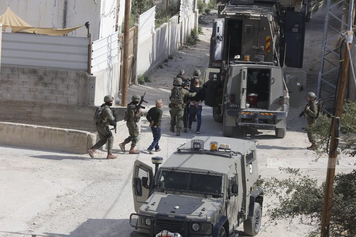 الاحتلال يعتقل مواطنين من الخليل ويغلق طرقا رئيسية فيها