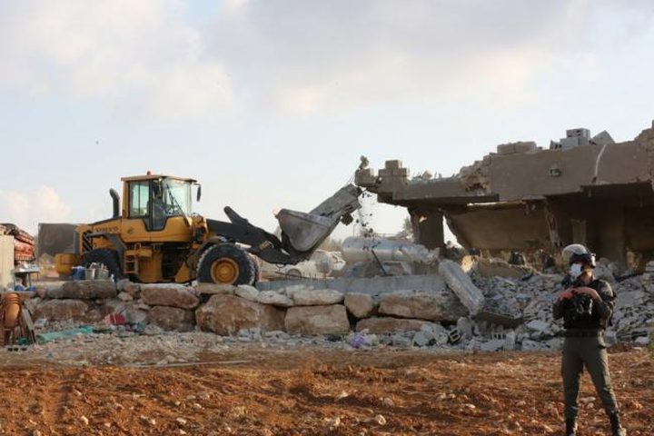 الاحتلال يهدم منزلا ومحلات تجارية في بيت عنان شمال غرب القدس